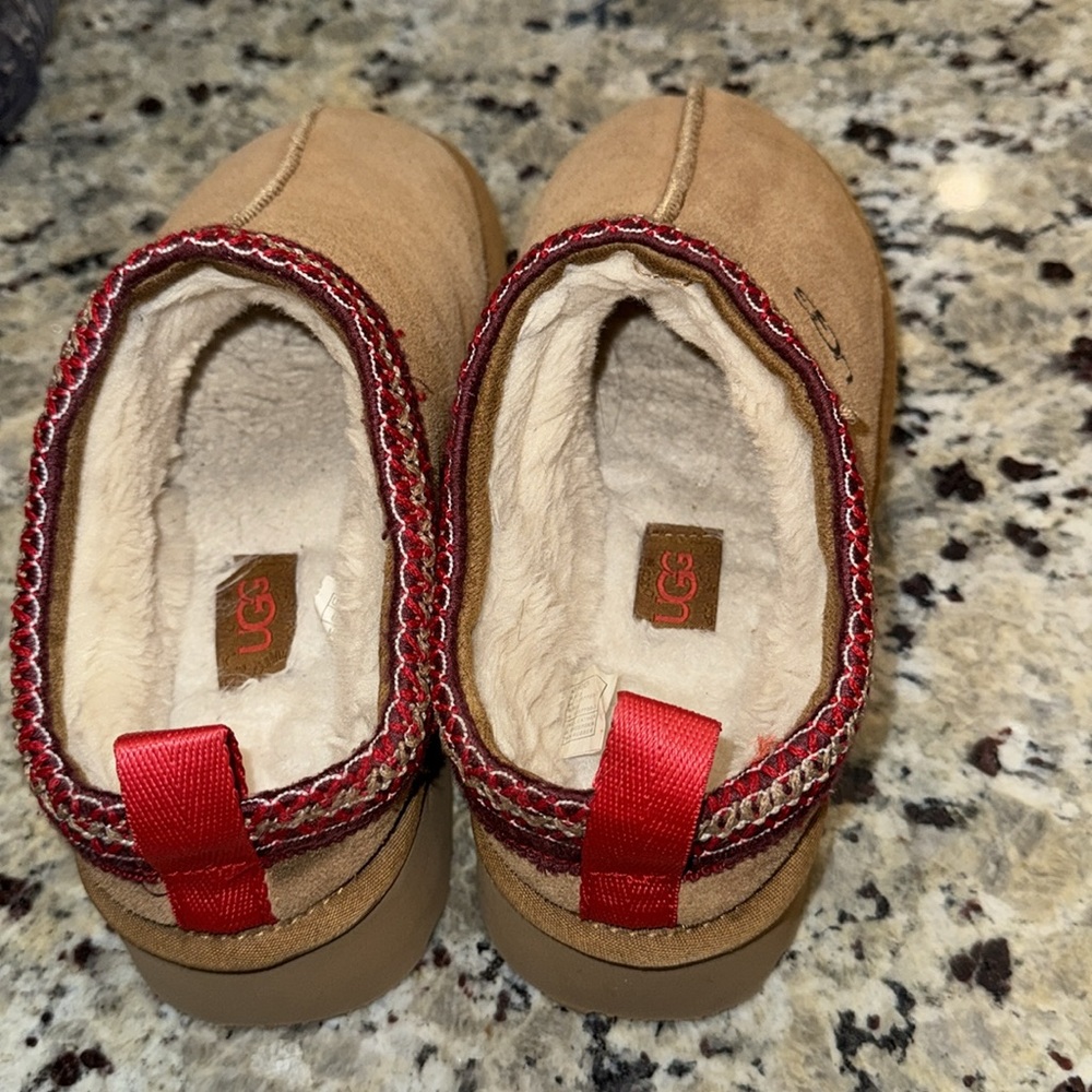 UGG TAZZ Suede Slip-On Shoes with Red Trim SIZE 6❤️🤎❤️ - Picture 6 of 9